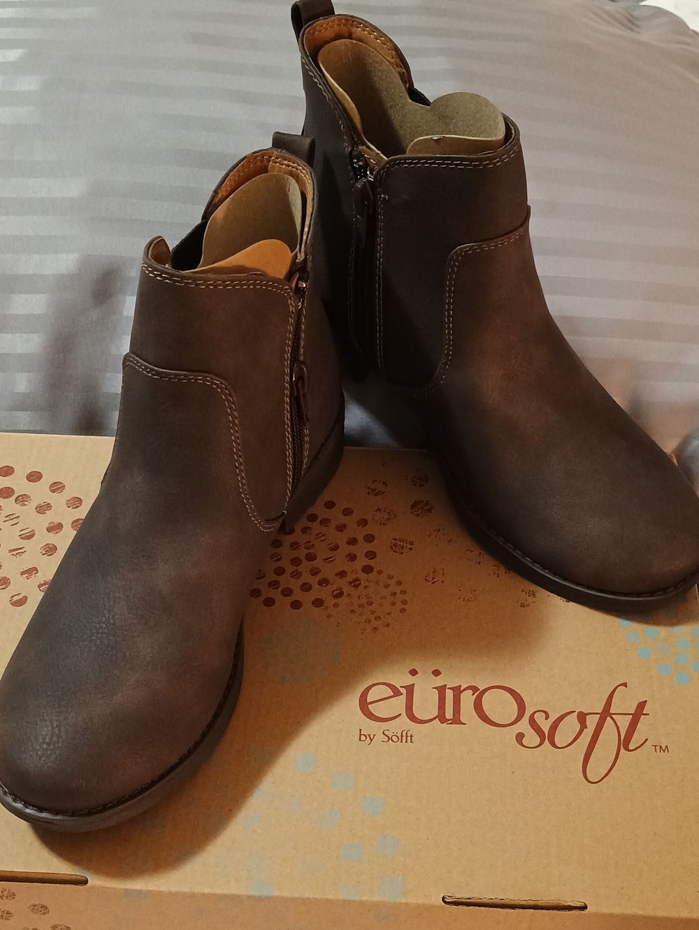 NWTS EuroSoft  by Sofft Tonie Chelsea Ankle Boots Coffee Dark Brown 6.5